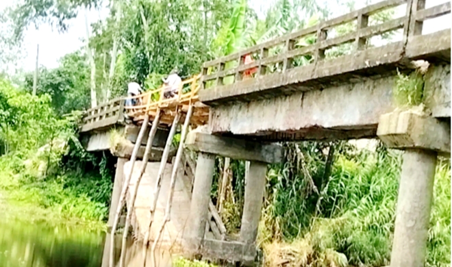 কুড়িগ্রামে ভেঙে পড়া সেতু এখন গলার কাঁটা, চরম দুর্ভোগে লাখো মানুষ