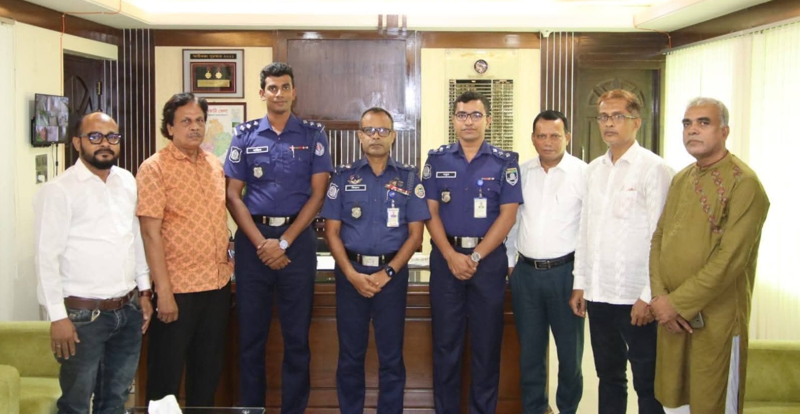 ঝালকাঠিতে পুলিশ সুপারের সঙ্গে প্রেসক্লাব নেতৃবৃন্দের মতবিনিময়