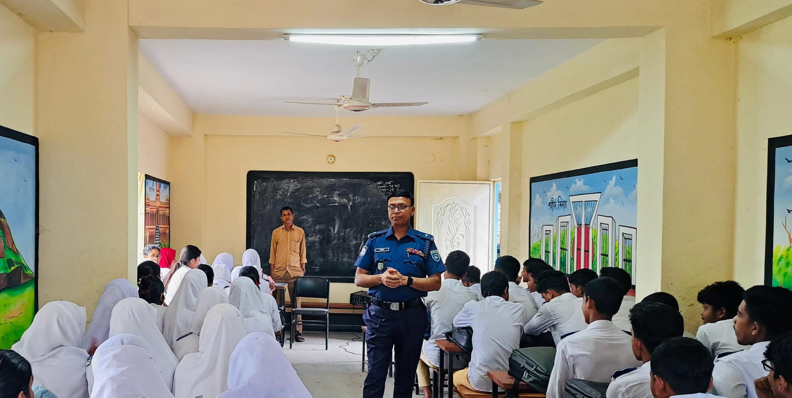 শিক্ষার্থীদের সচেতনতায় তারাগঞ্জে ওসির উদ্যোগ, আলোচনায় মাদক ও বাল্যবিবাহ