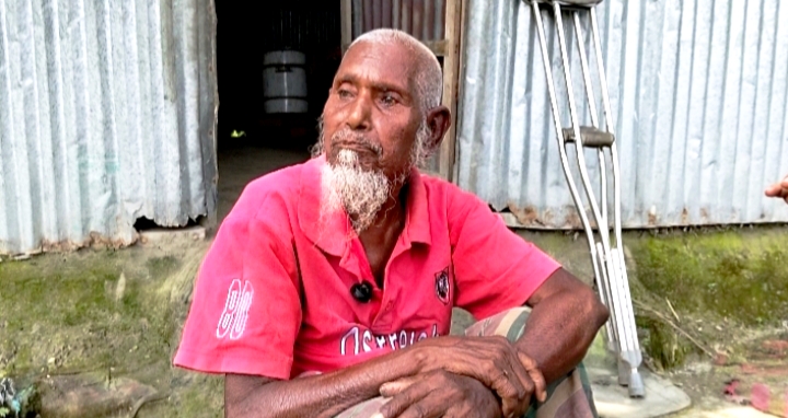 উপোস আর নিঃসঙ্গতাকে সঙ্গী করে ১০৪ বছরের হাফিজ উদ্দিনের জীবনযুদ্ধ