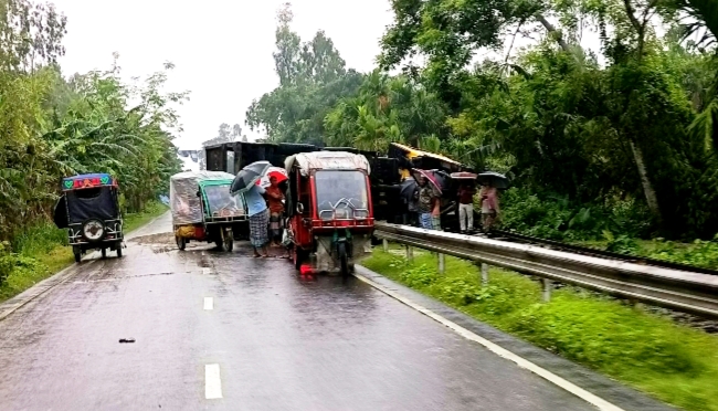 রাজারহাটে বালুভর্তি ট্রাক উল্টে রেললাইন বন্ধ, কুড়িগ্রাম এক্সপ্রেসে যাত্রী দুর্ভোগ