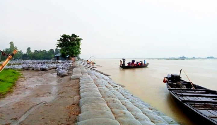 ভারত থেকে নেমে আসা উজানের ঢল, থেতরাই পানিওলার ঘাটে বাড়ছে তিস্তার পানি