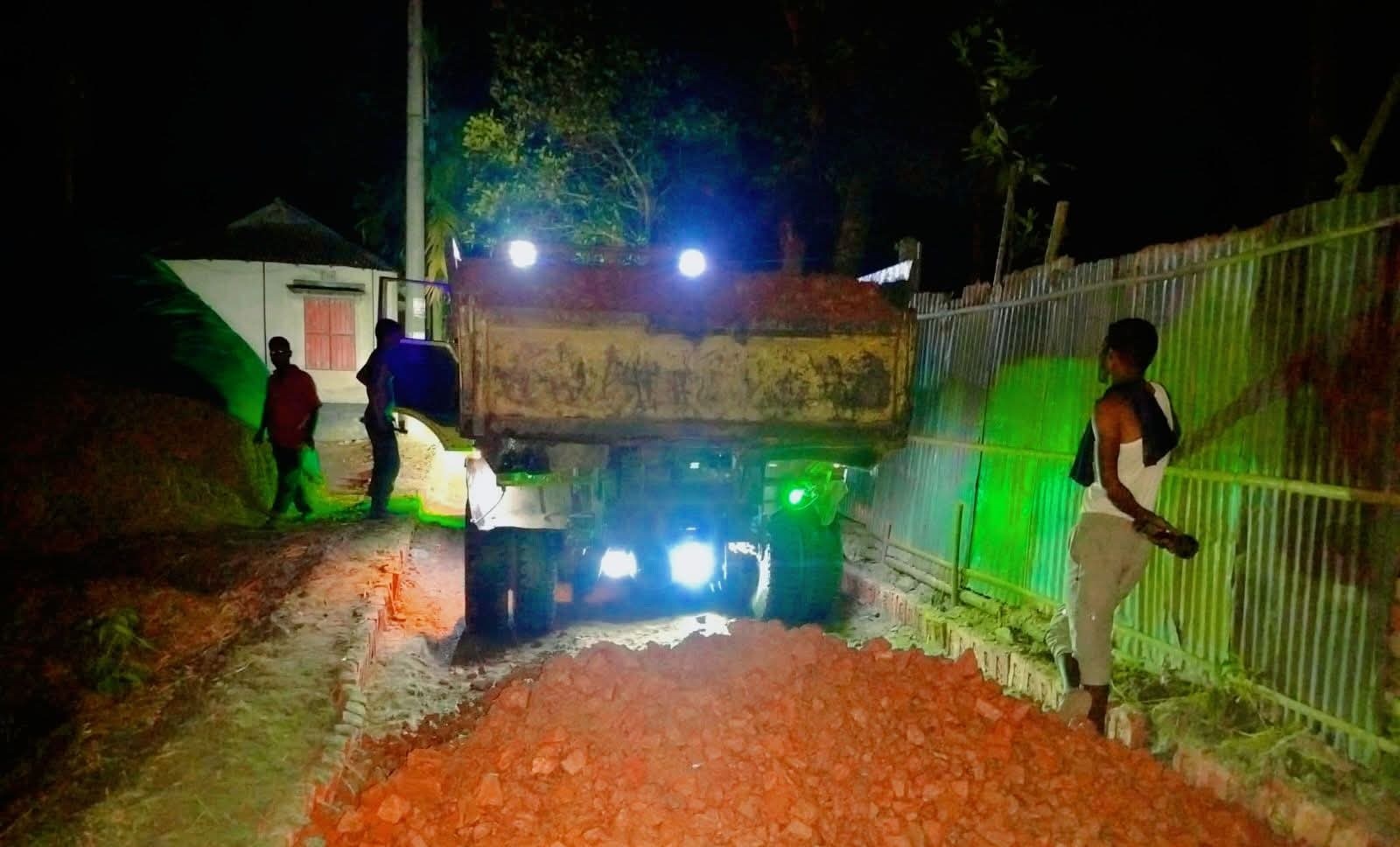 গাইবান্ধায় রাস্তা নির্মাণে ভেলকিবাজি রাতের আঁধারে ফেলানো হচ্ছে খোয়া