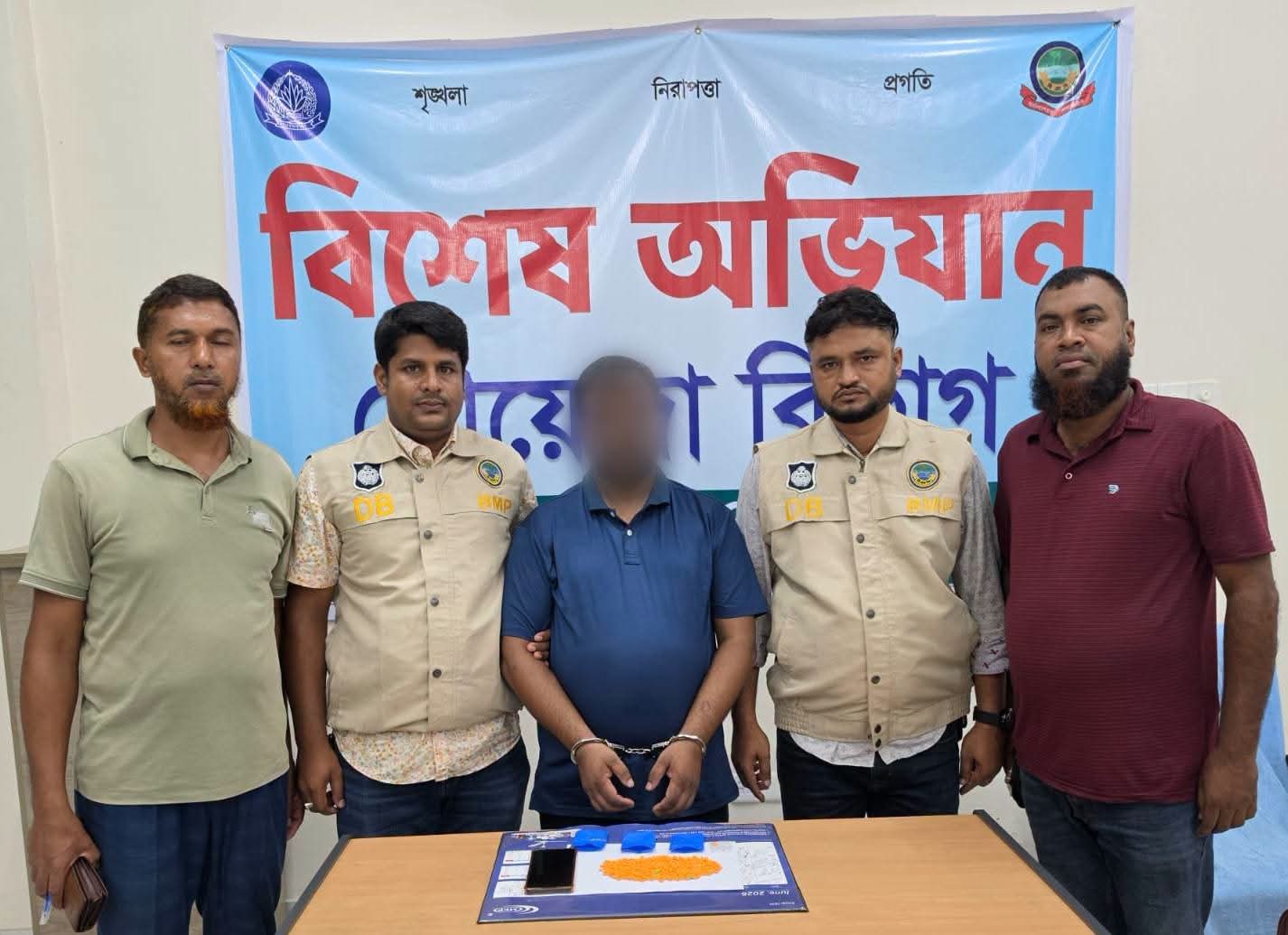 বরিশালে বিশেষ অভিযানে ৫০০পিচ ইয়াবা ও ২ কেজি গাঁজাসহ গ্রেফতার ১৬ জন