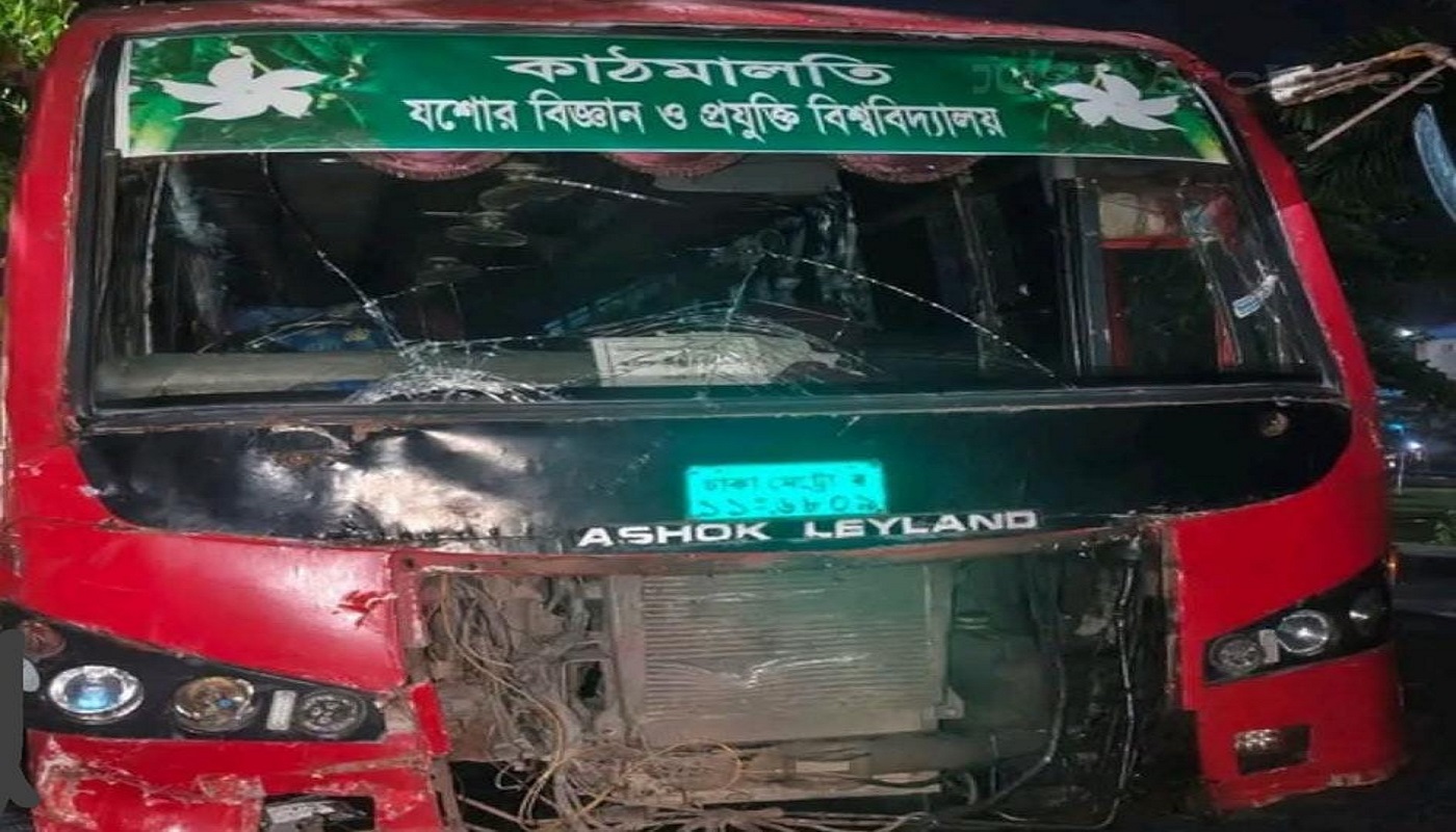 যবিপ্রবির ভাড়া নেওয়া বিআরটিসি বাস ও মালবাহী নসিমনের সংঘর্ষে নিহত এক