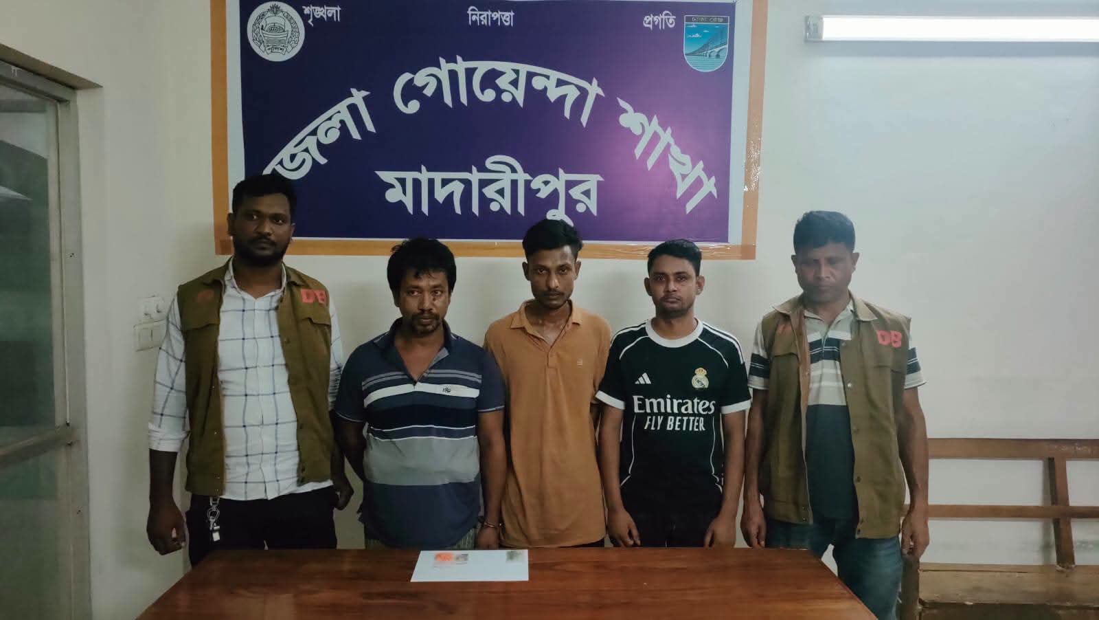 মাদকের বিরোধী অভিযানে মাদারীপুর জেলায়বিভিন্ন স্থান হইতে আটক ৪