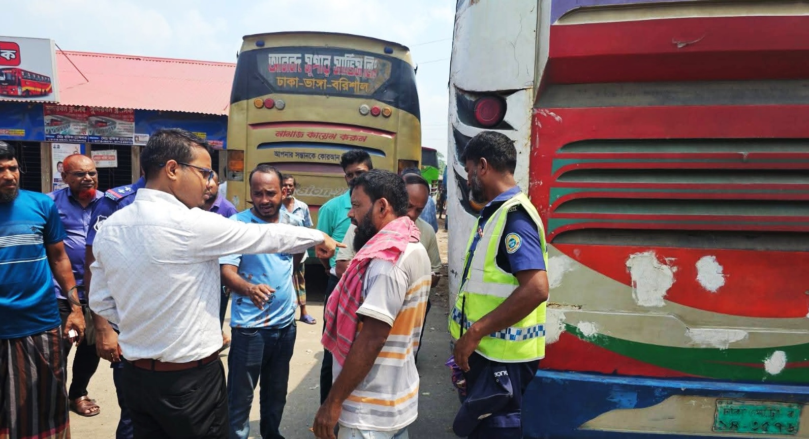 গৌরনাদীতে যত্রতত্র পার্কিং, অবৈধ স্থাপনা অপসারণ ও মাদক প্রতিরোধে অভিযান