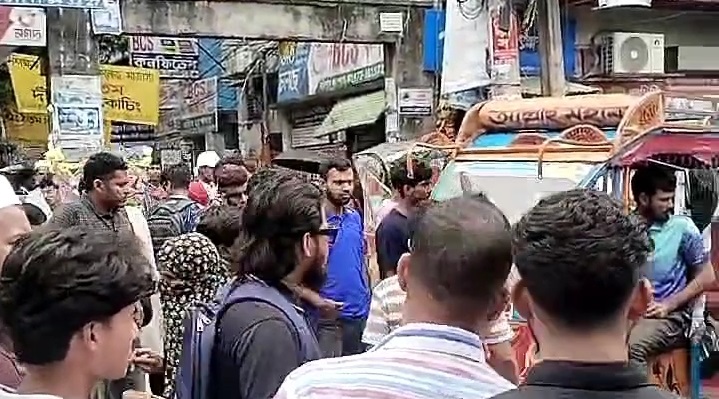 বরিশালে ভাড়া নৈরাজ্যের প্রতিবাদে মাঠে শিক্ষার্থীরা, অবৈধ অটোরিকশার বিরুদ্ধে অভিযান