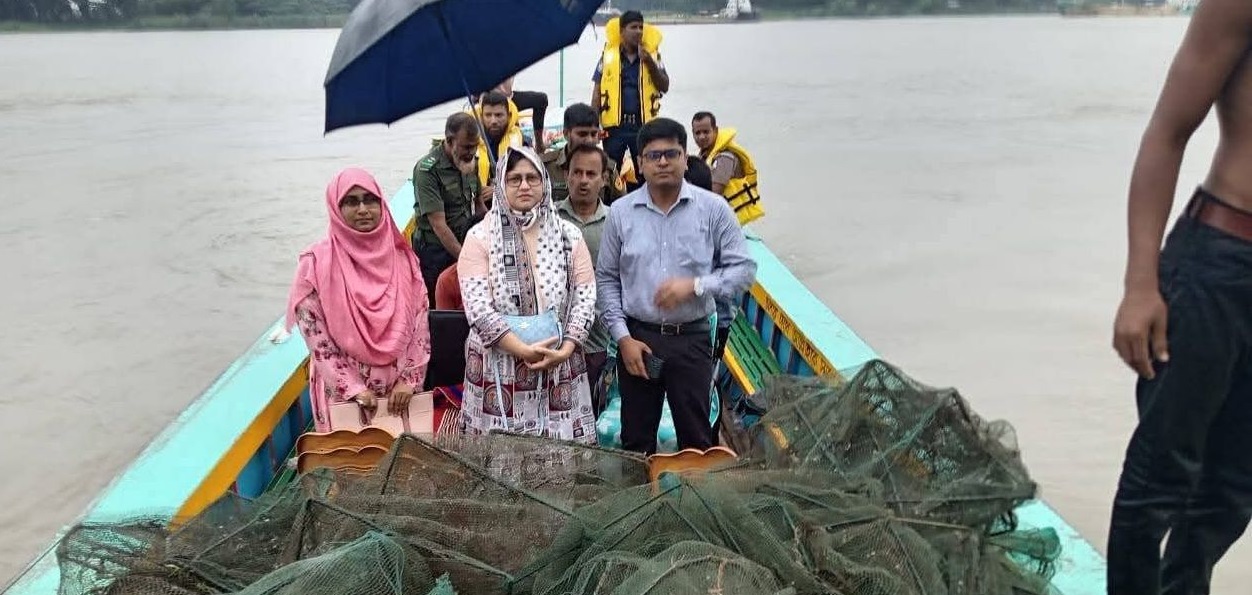 ঝালকাঠিতে সুগন্ধা নদীতে ভ্রাম্যমাণ আদালতের অভিযান: অবৈধ কারেন্ট জাল উদ্ধার, আগুনে ধ্বংস