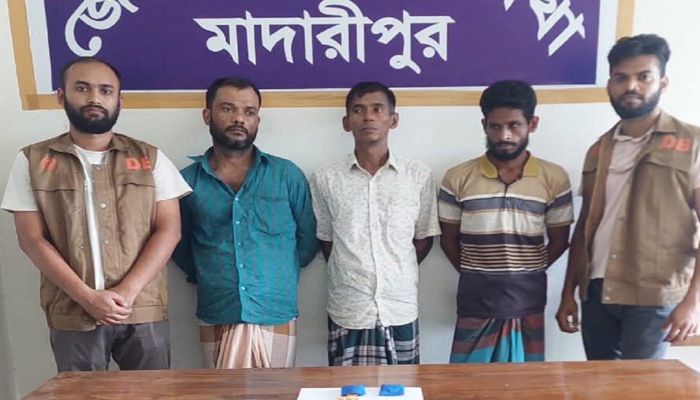 মাদারীপুরের শিবচরে ২৮৫ ইয়াবাসহ গ্রেফতার ৩