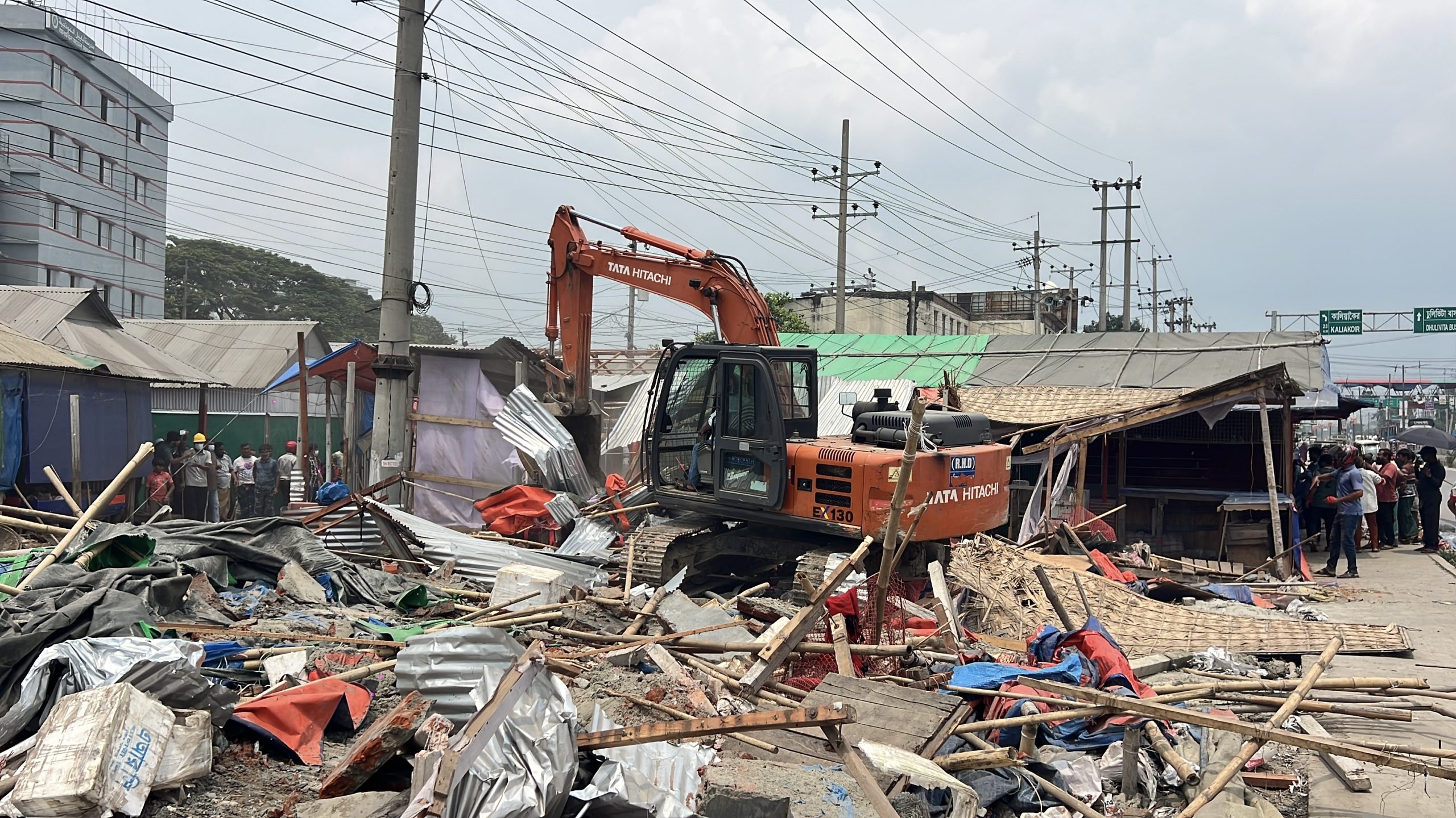 হামলার পর দ্বিতীয় দিনেও ধামরাইয়ে উচ্ছেদ অভিযান, শতাধিক স্থাপনা অপসারণ