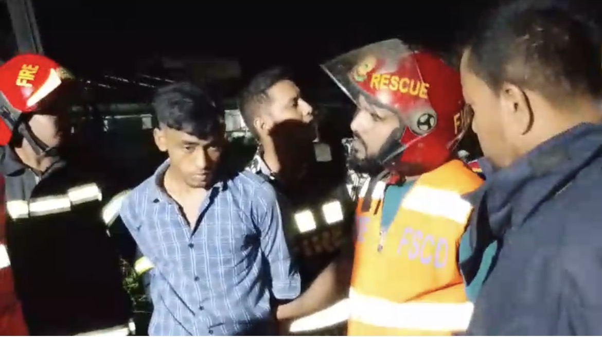 স্ত্রীর সঙ্গে মনোমালিন্যের জেরে বিদ্যুৎ খুঁটিতে উঠে আত্মহত্যার চেষ্টা