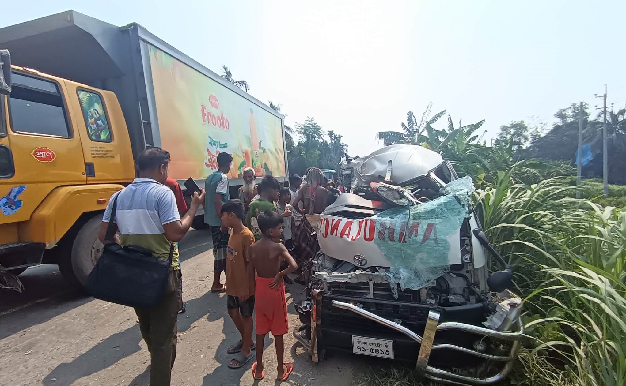 নড়াইলে এম্বুলেন্স-বাস মুখোমুখি সংঘর্ষ, স্বামীর লাশ বাড়িতে নিয়ে যাওয়ার পথে স্ত্রী নিজেই লাশ বাড়িতে ফিরলেন