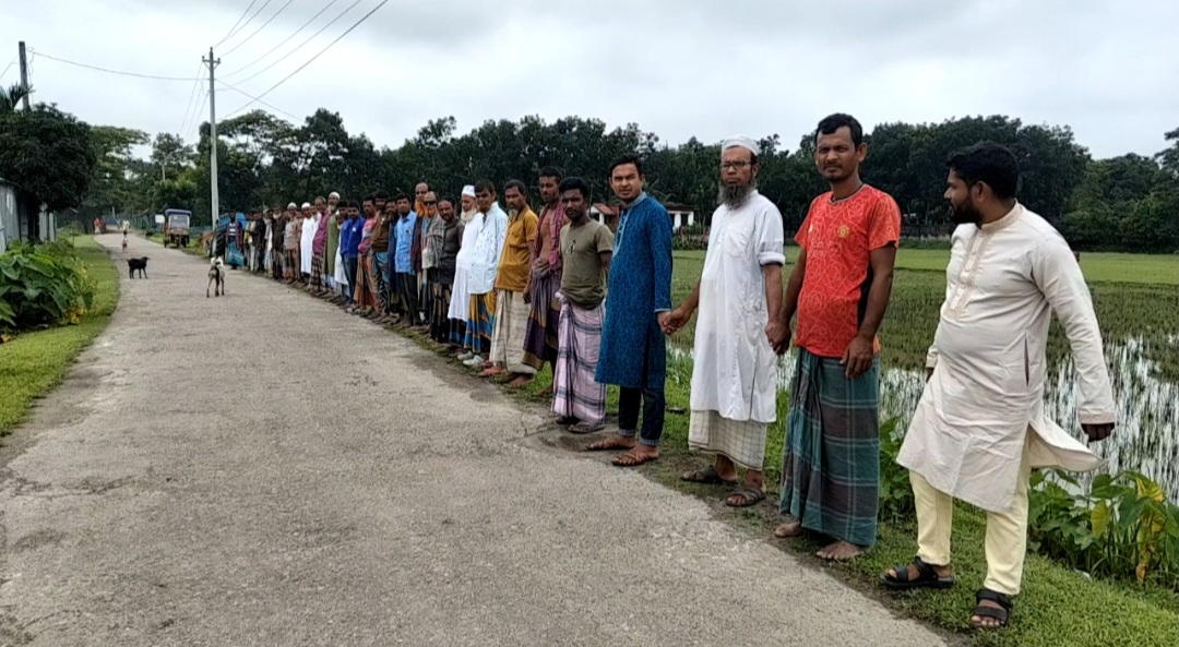 নেত্রকোণায় কৃষক কার্ড বঞ্চনার অভিযোগে মানববন্ধন, পুনঃতদন্তের দাবি কৃষকদের