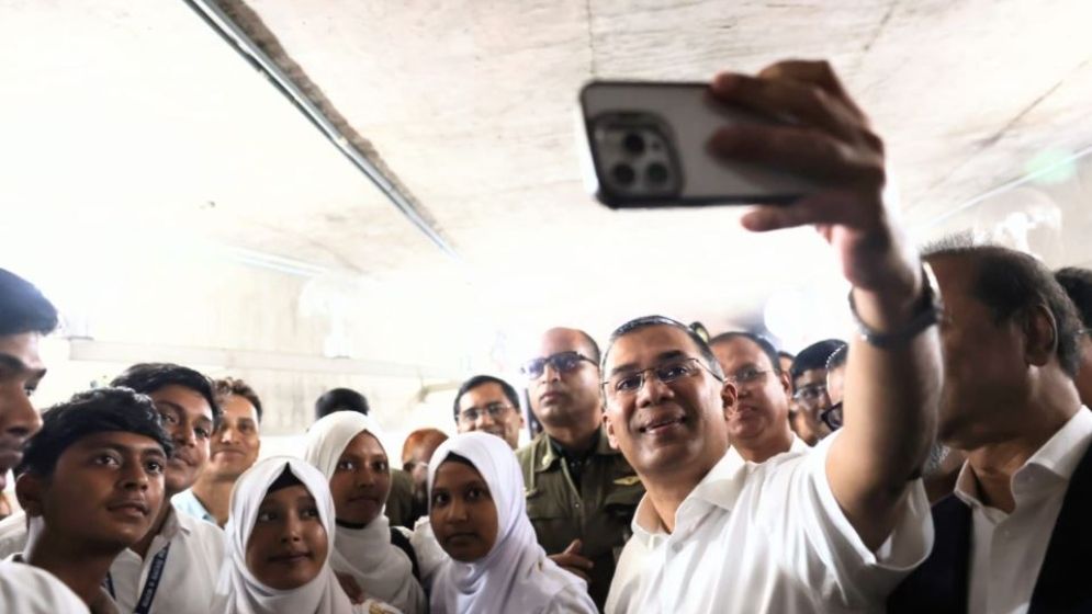 সংসদে প্রধানমন্ত্রীর সেলফিতে উচ্ছ্বসিত কুমিল্লার শিক্ষার্থীরা