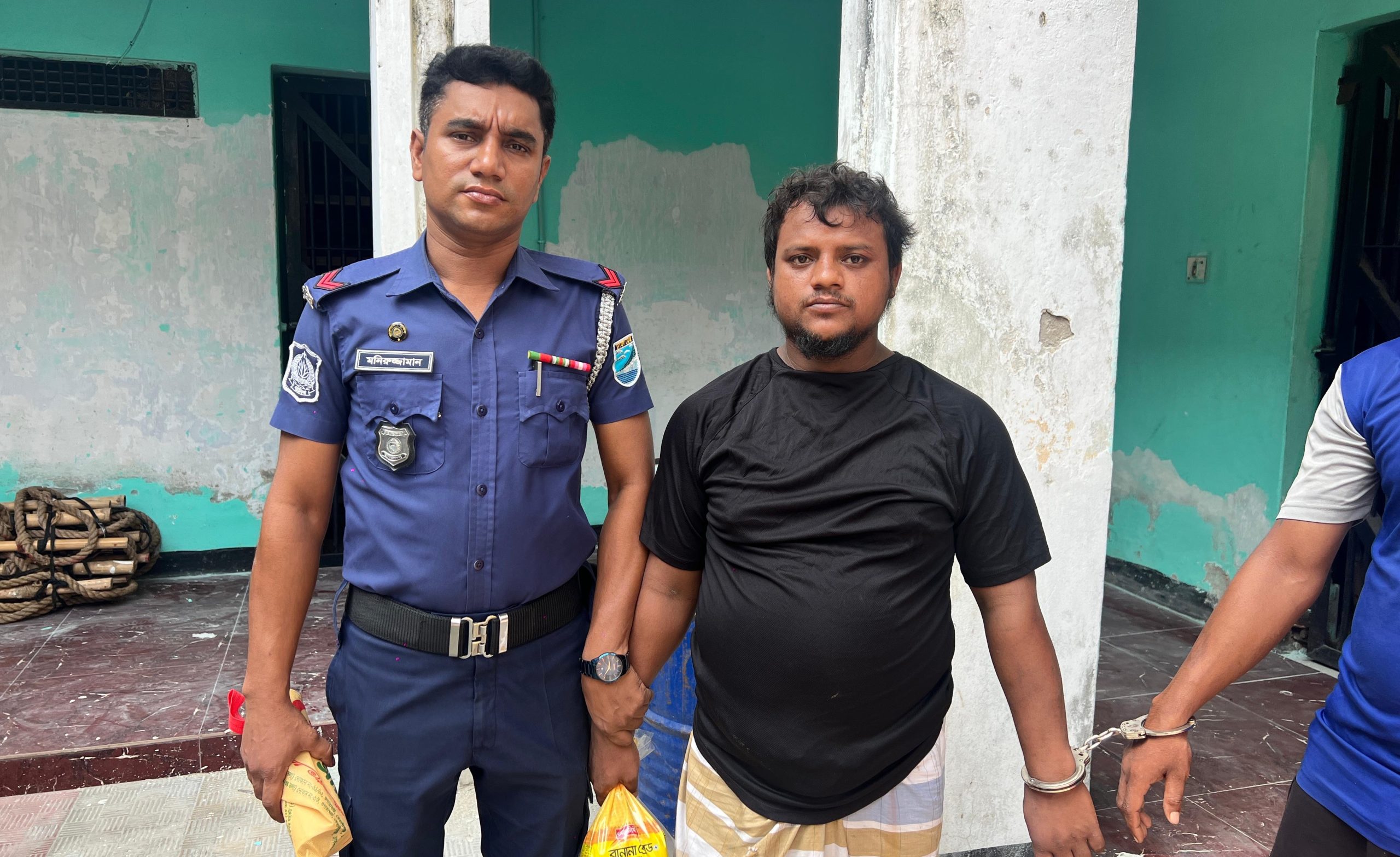 ধামরাইয়ে চানাচুর কিনে দেয়ার প্রলোভন দেখিয়ে শিশুকে ধর্ষণচেষ্টা, গ্রেপ্তার ১