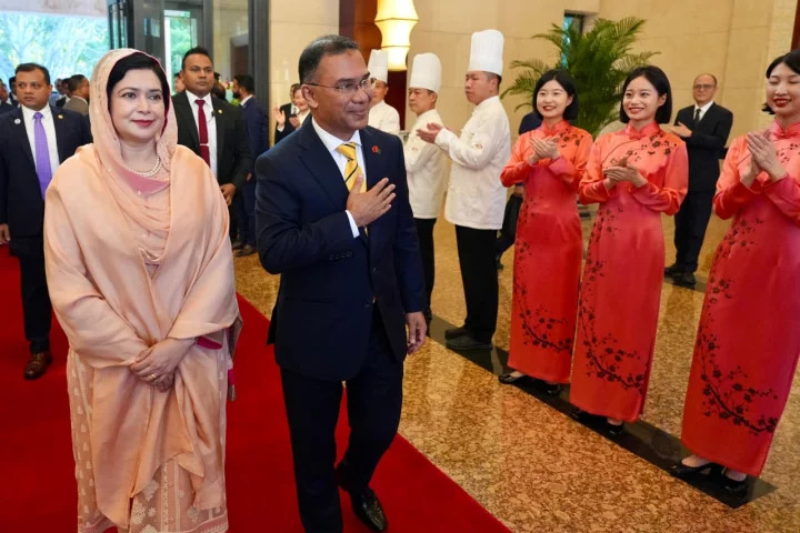 বেইজিংয়ে প্রধানমন্ত্রীকে লাল গালিচা সংবর্ধনা