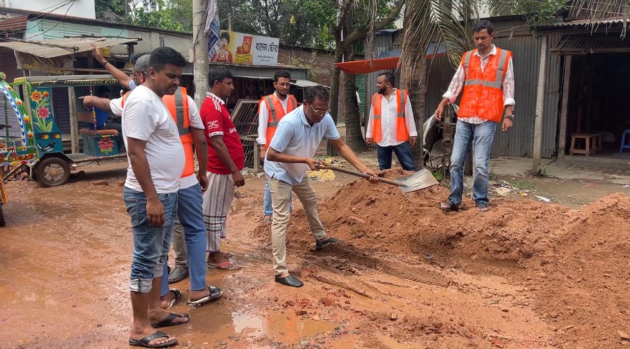 রাজনীতির বাইরে জনসেবা: নিজ খরচে সড়ক সংস্কার করলেন অভি