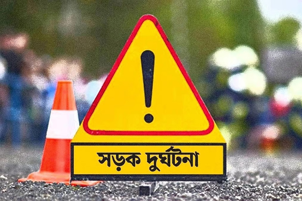 সিংড়ায় দুই ট্রাকের রেষারেষি: প্রাণ গেল অটোভ্যান চালকের