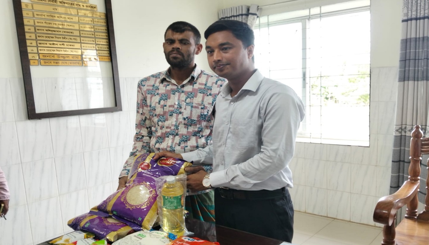 রোড এক্সিডেন্টে মৃত্যুর মুখ থেকে ফিরে আসা মাহাদেবের পাশে দাঁড়ালেন মধ্যনগরের ইউএনও