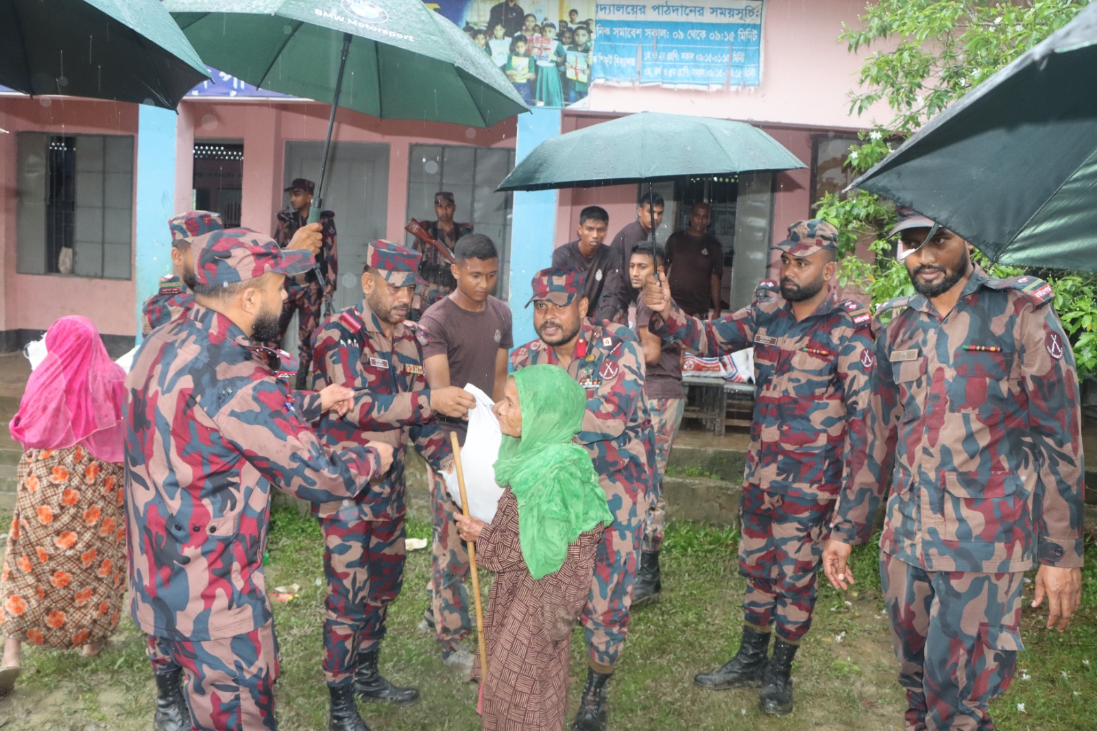 আলীকদম উপজেলার বন্যা কবলিত মানুষের পাশে ৫৭ বিজিবি