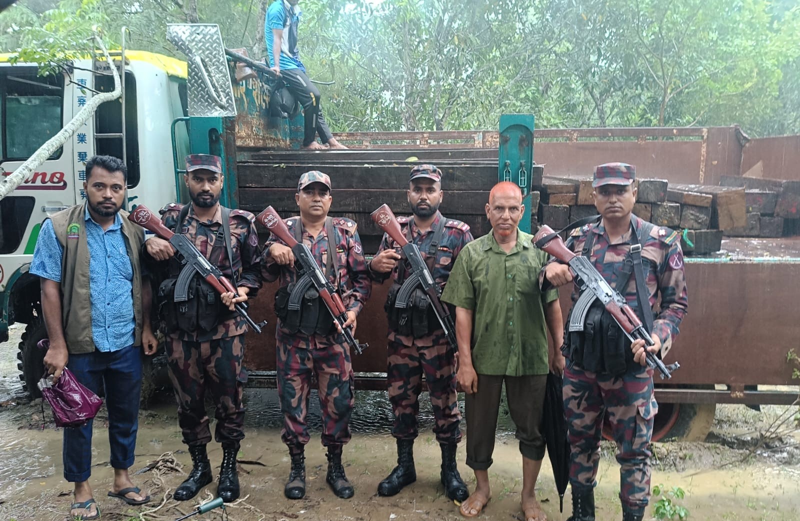 আলীকদমে ৫৭বিজিবি ও বনবিভাগের অভিযানে ট্রাকভর্তি ৯৮ ঘনফুট গোদা কাঠ জব্দ