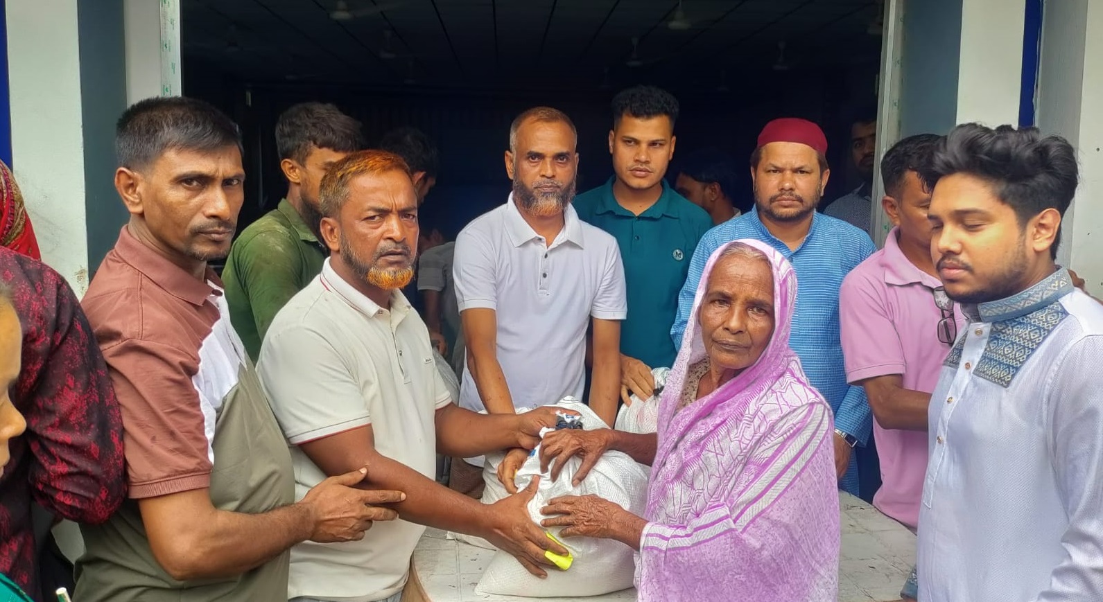 আলীকদমে বন্যার্তদের পাশে রূপমুহুরী রিসোর্টের এমডি বিশিষ্ট ব্যবসায়ী মনসুর আলম: ত্রাণ বিতরণ