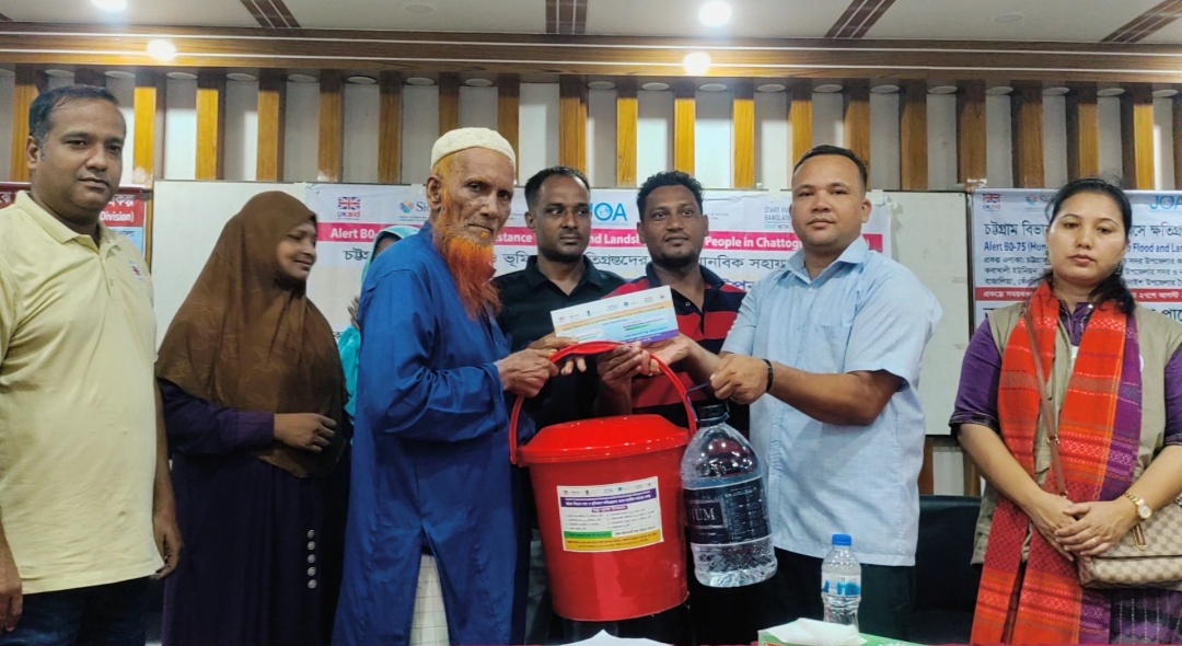 আলীকদমে বন্যায় ক্ষতিগ্রস্ত ৩৫৫ পরিবারকে স্টার্ট ফান্ড কারিতাসের নগদ সহায়তা ও স্বাস্থ্যসামগ্রী বিতরণ