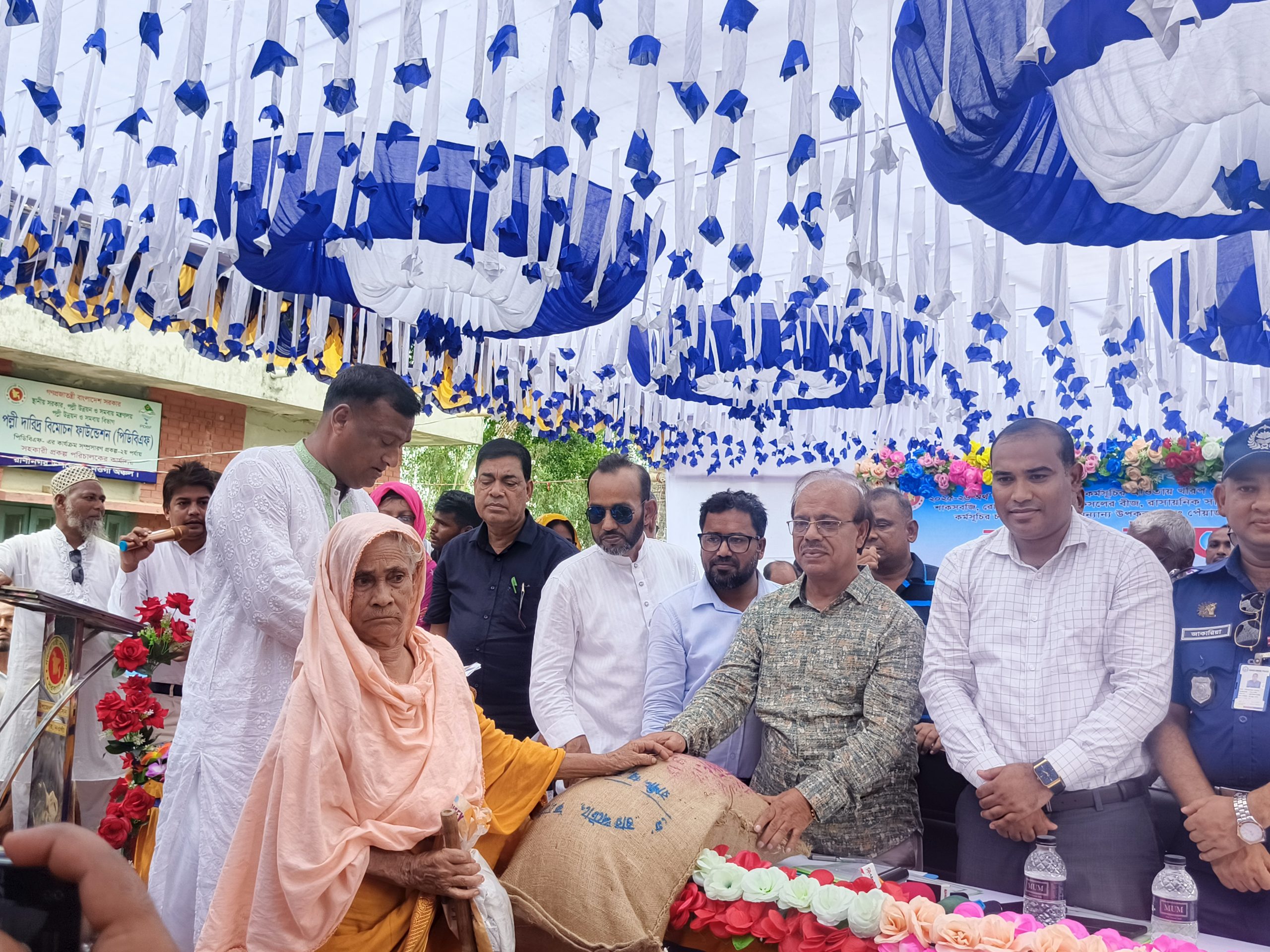 রাণীনগরে প্রাকৃতিক দুর্যোগে ক্ষতিগ্রস্ত দুঃস্থ ও অসহায় ১ হাজার পরিবারের মাঝে  জি.আর চাল বিতরণ