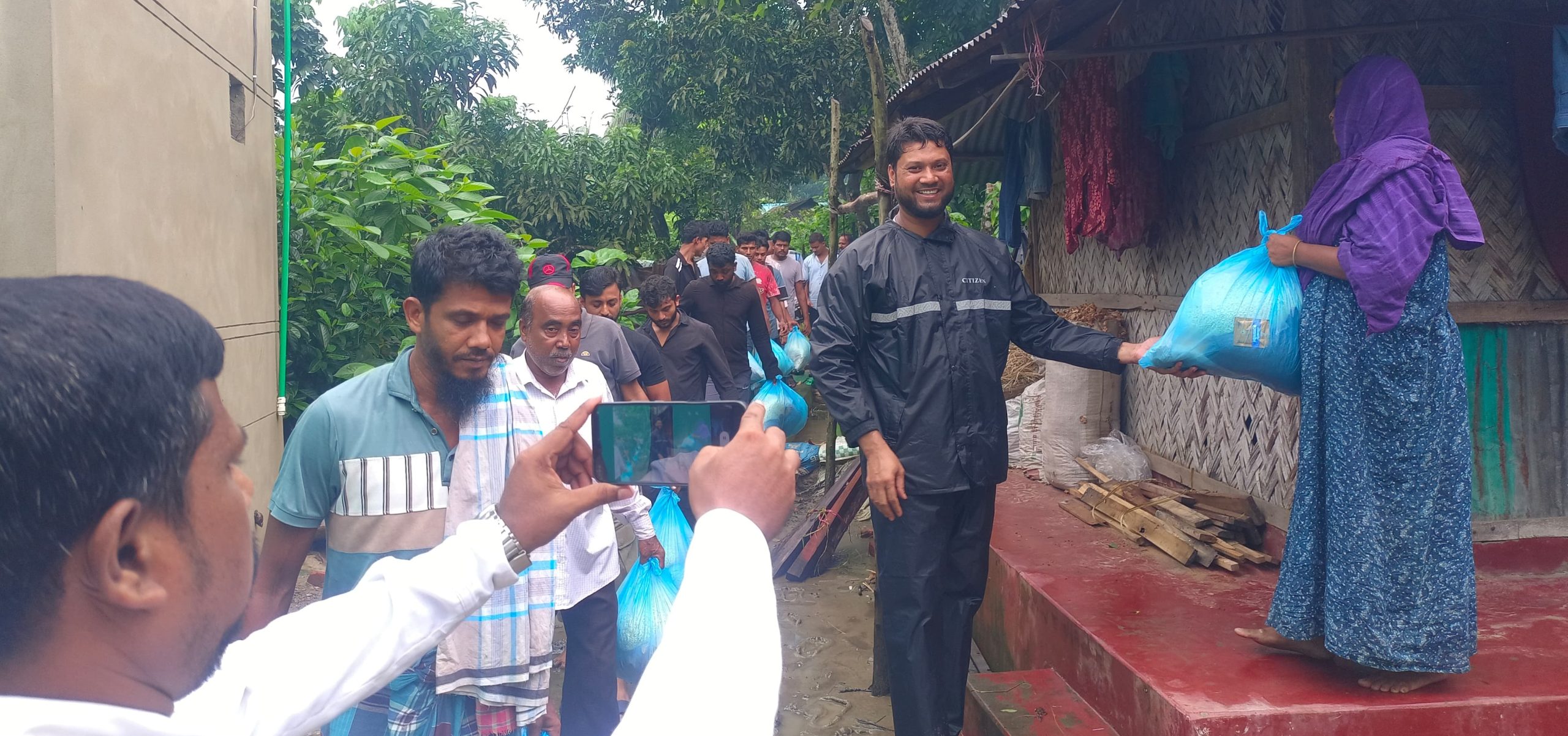 মীরসরাইয়ে পানিবন্দি শতাধিক পরিবারে মাঝে শুকনো খাবার বিতরণ করেন আশরাফ উদ্দিন