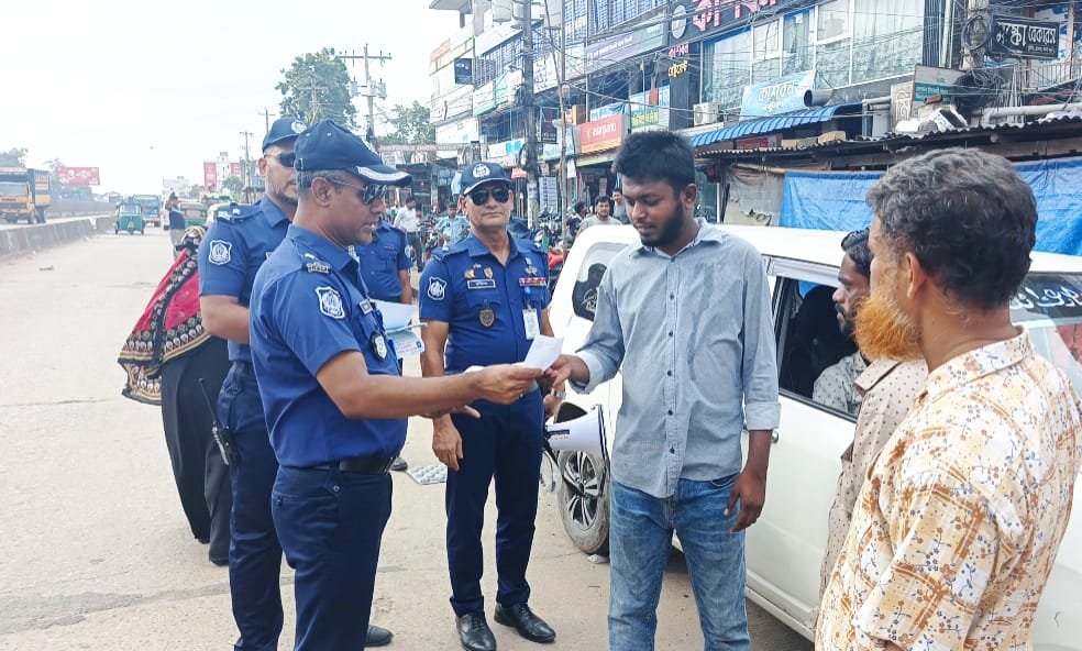 মিরসরাইয়ে ট্রাফিক পুলিশের উদ্যোগে সচেতনতামূলক লিফলেট বিতরণ