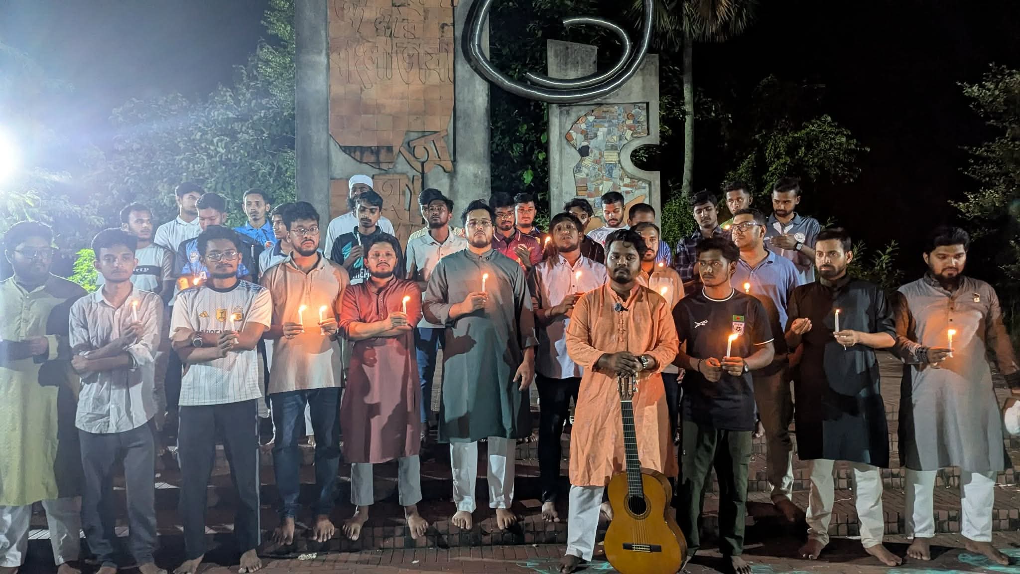 কুবিতে জুলাই গণঅভ্যুত্থানের স্মরণে মোমবাতি প্রজ্বলন ও দ্রোহের গান পরিবেশন