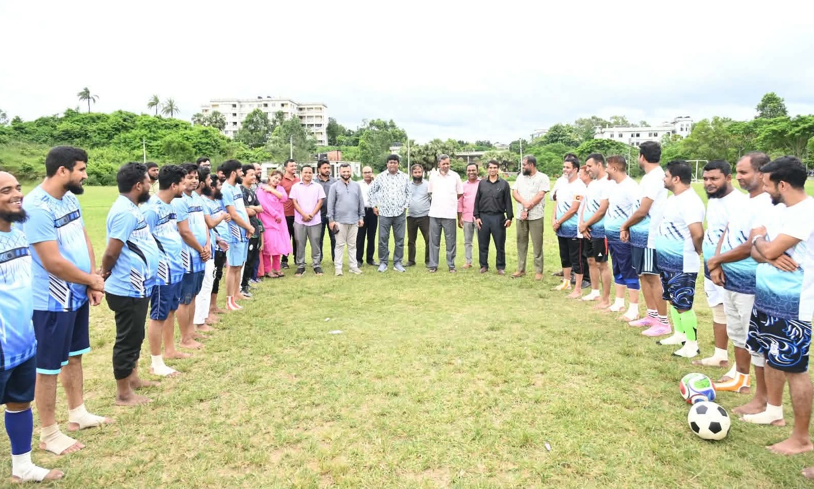 কুবি কর্মকর্তা-কর্মচারীদের প্রীতি ফুটবল ম্যাচ অনুষ্ঠিত