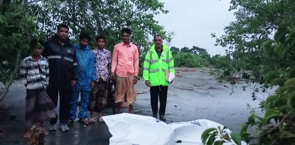 কুয়াকাটার গঙ্গামতি সৈকতে অর্ধগলিত মরদেহ উদ্ধার, পরিচয় শনাক্তে কাজ করছে পুলিশ
