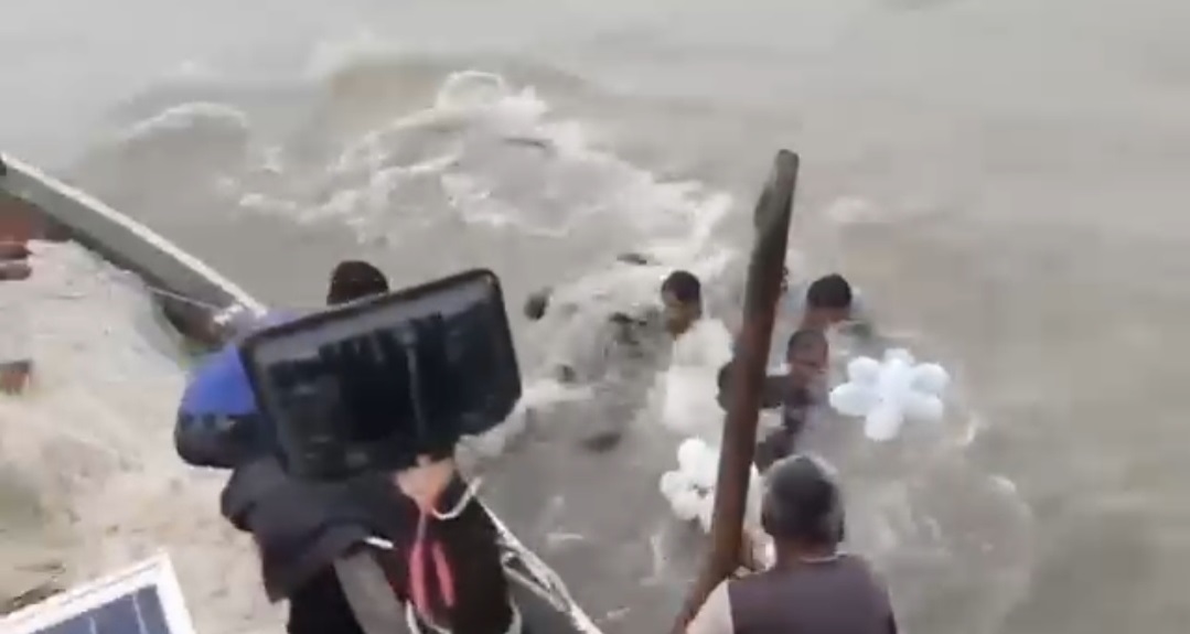 কুয়াকাটা সংলগ্ন বঙ্গোপসাগরে দুই ট্রলারডুবি: ১৭ জেলে উদ্ধার, নিখোঁজ ৭