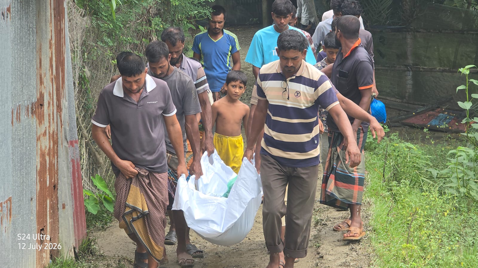কুয়াকাটায় গৃহবধূর ঝুলন্ত মরদেহ উদ্ধার, রহস্য উদঘাটনে তদন্তে পুলিশ
