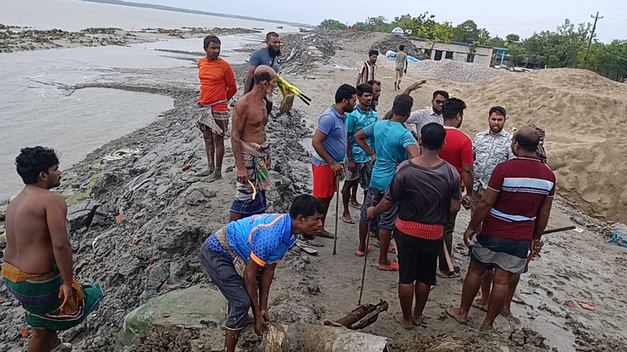 সাতক্ষীরার শ্যামনগর উপকুল রক্ষা বাঁধ থেকে ১২টি নাইনটি অপসারিত