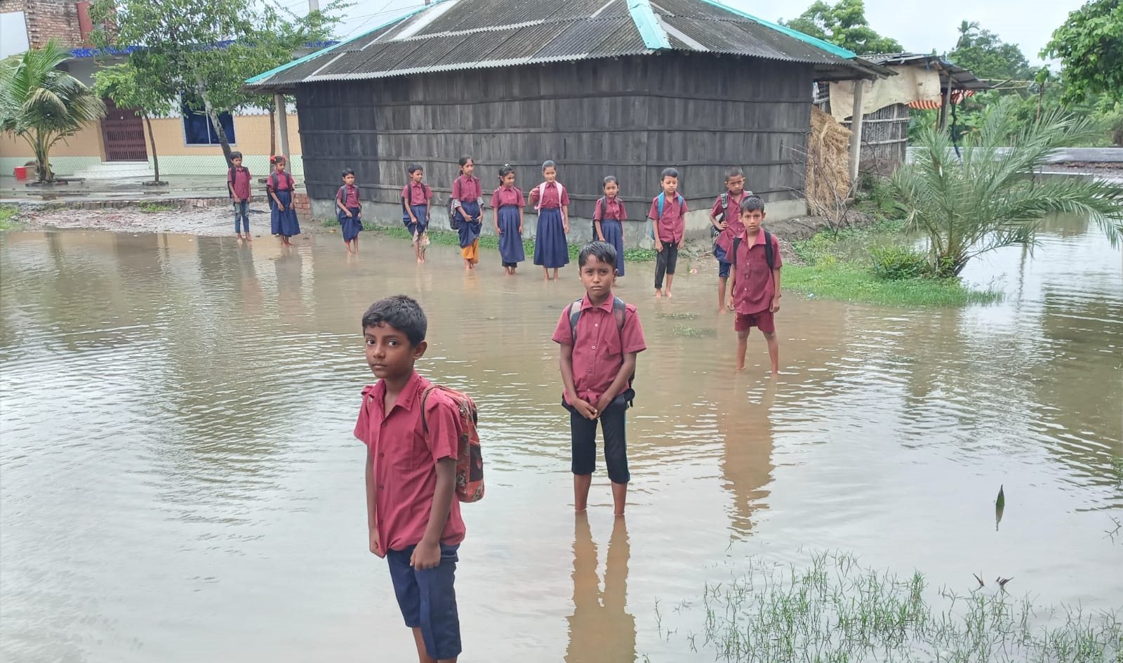জলাবদ্ধতায় ডুবে বিদ্যালয় মাঠ, পানি নিষ্কাশন ও মাঠ ভরাটে জেলা প্রশাসকের হস্তক্ষেপ কামনা