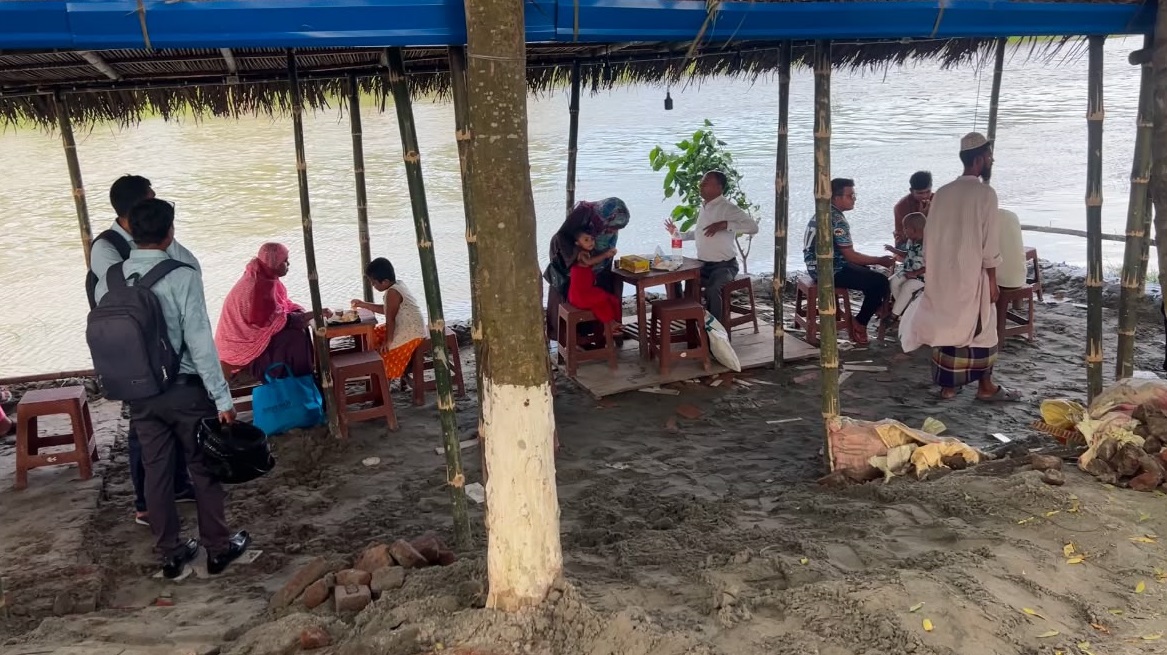 কপোতাক্ষ নদীর তীরে গোলপাতার ছাউনি, স্বস্তি পেলেন পথচারীরা