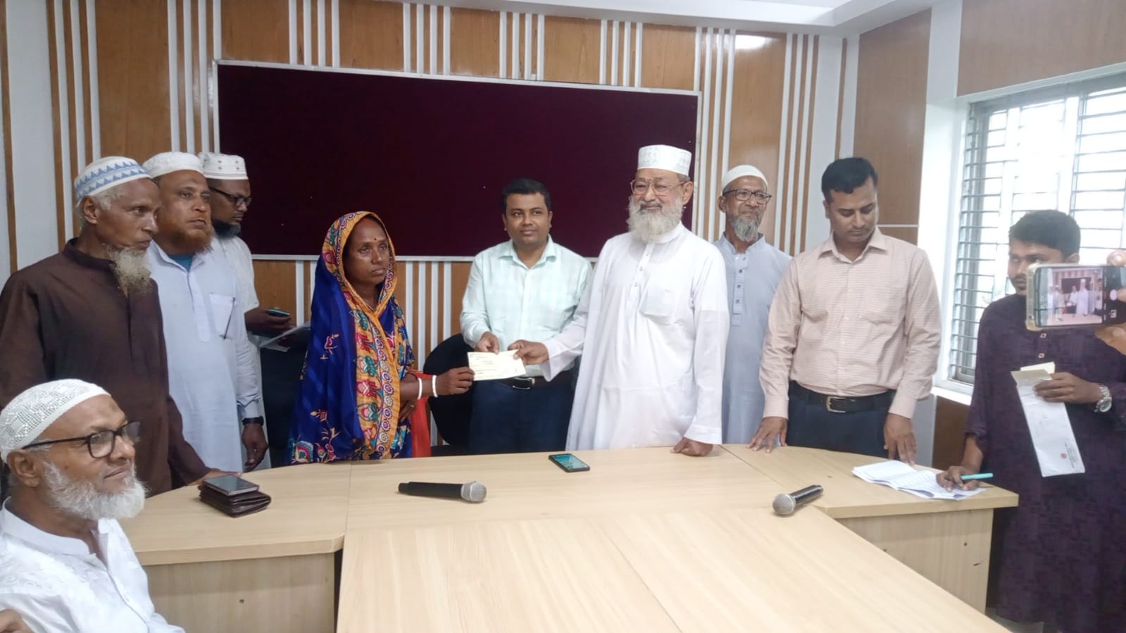 আশাশুনিতে ২৫ ব্যক্তির হাতে ২ লক্ষ ৫০ টাকার চেক তুলে দিলেন এমপি মুহাদ্দিস রবিউল বাশার