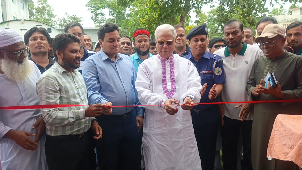 দুমকিতে সার-বীজ-চারা বিতরণ, ফল মেলার উদ্বোধন