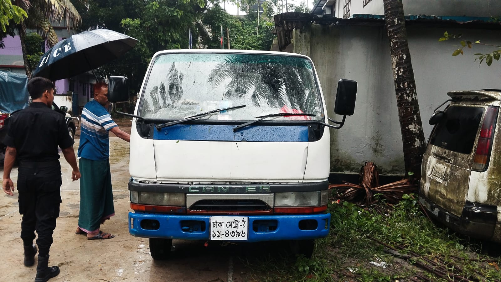 পিকআপের গোপন বাক্স থেকে ৬৬ কেজি গাঁজা উদ্ধার