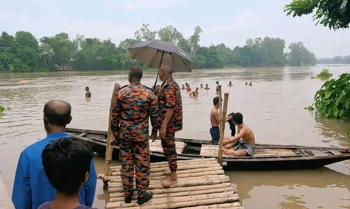 আত্রাই নদীতে শতবর্ষী বৃদ্ধা নিখোঁজ, সন্ধানে গ্রামবাসী ও ফায়ার সার্ভিস