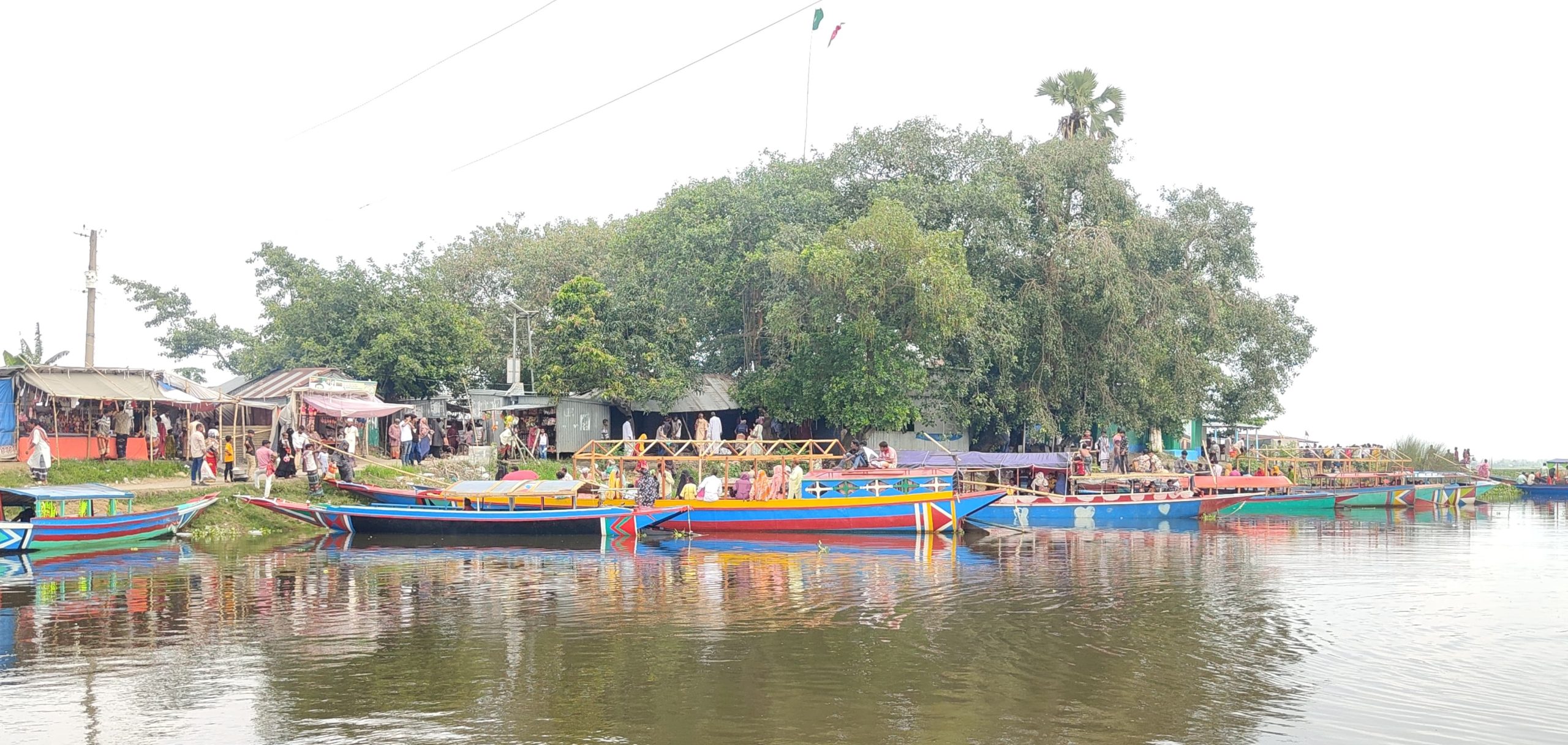 চলনবিলে নতুন পানি আসতেই তিশিখালী মাজারে দর্শনার্থী ও ভক্তদের ঢল