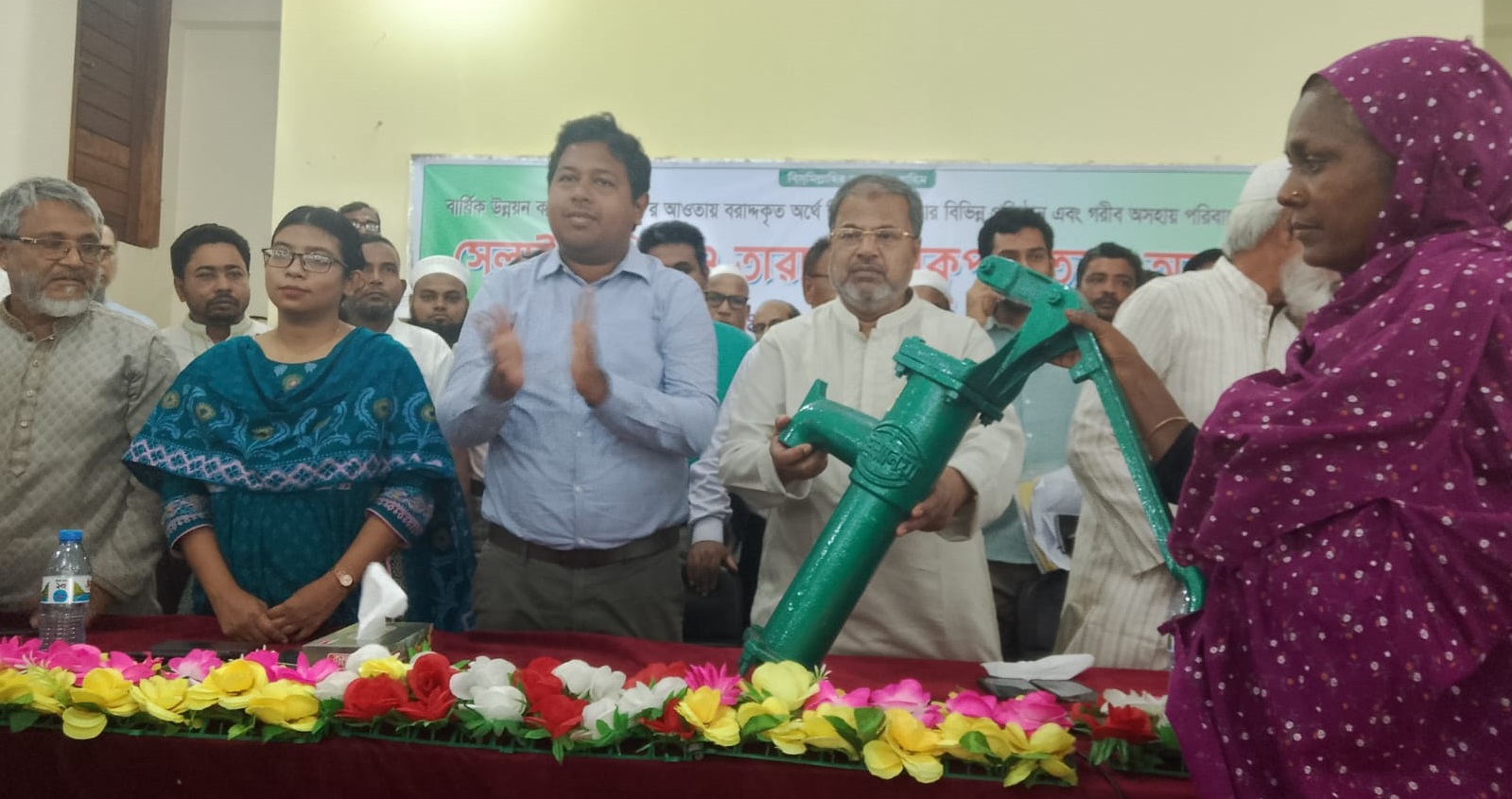 সিংড়ায় সেলাই মেশিন,টিউবওয়েল ও অনুদানের চেক বিতরণ করলেন এমপি আনু