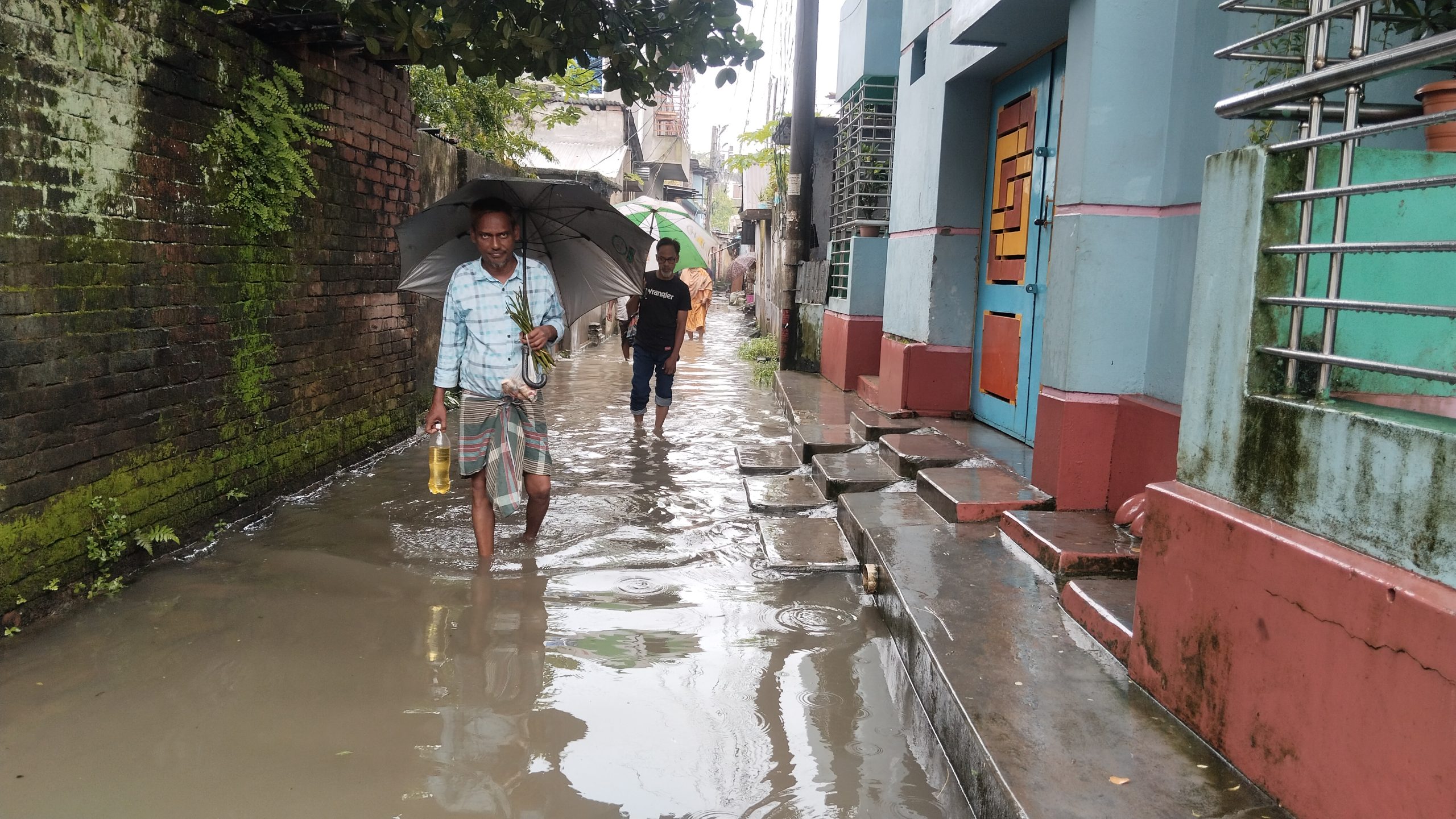 ২০ বছরের জলাবদ্ধতায় চরম দুর্ভোগে দিনাজপুরের রামনগরবাসী, রাস্তা-ড্রেন নির্মাণের দাবি