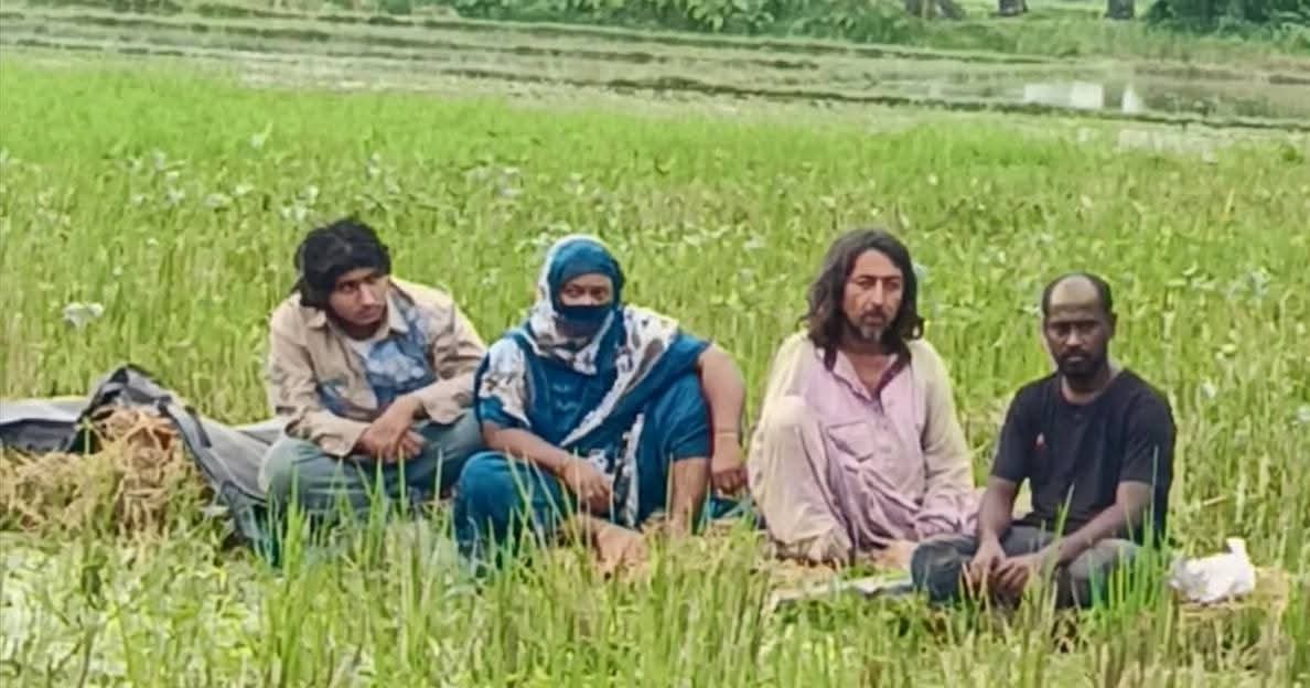 দিনাজপুর সীমান্তে নারীসহ ৪ বাংলাদেশিকে শূন্যরেখায় আটকে দিল বিজিবি, বিএসএফকে পতাকা বৈঠকের আহ্বান