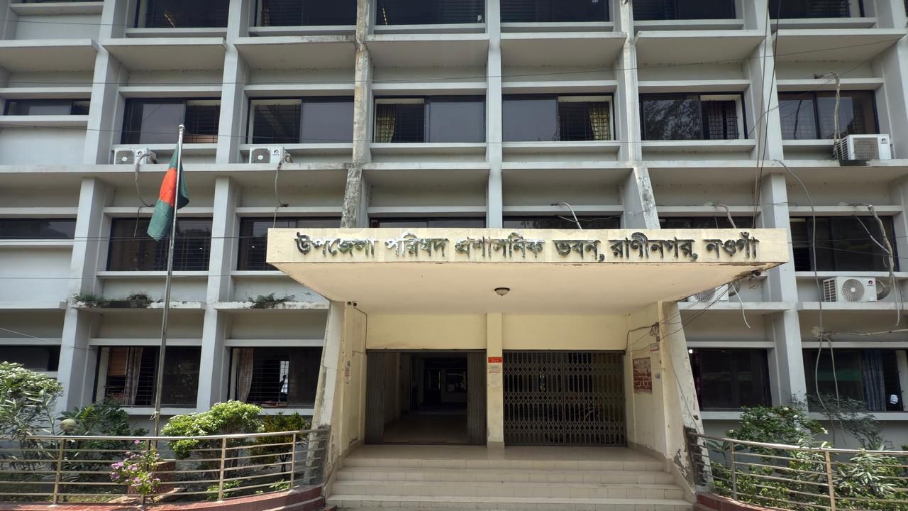 জনবল সংকটে রাণীনগর মাধ্যমিক শিক্ষা অফিস, অতিরিক্ত দায়িত্বে ৪ উপজেলা সামলাচ্ছেন এক কর্মকর্তা