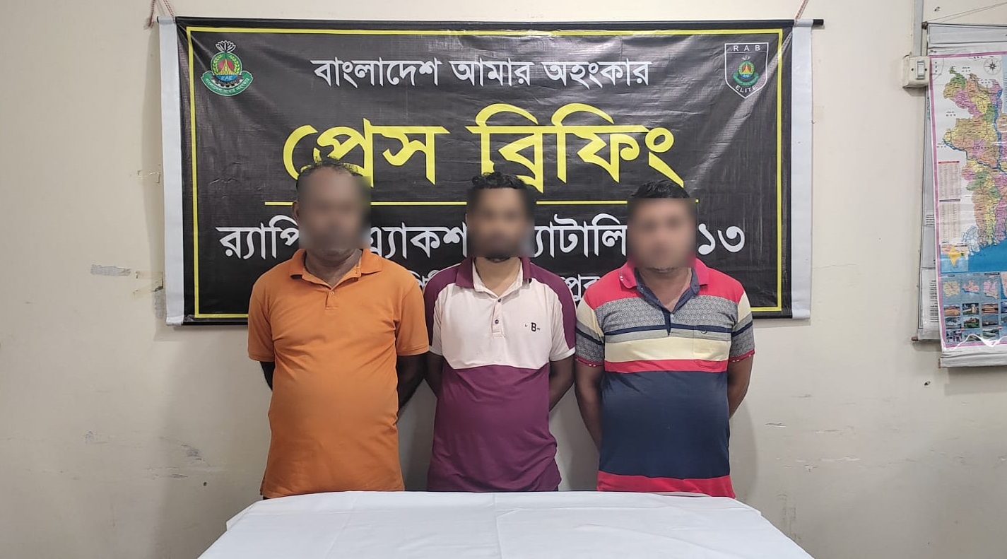 দিনাজপুরে কুরিয়ার সার্ভিসের গোডাউন থেকে ৩৩ হাজার ৭২৪ বোতল যৌন উত্তেজক সিরাপ জব্দ, গ্রেফতার ৩