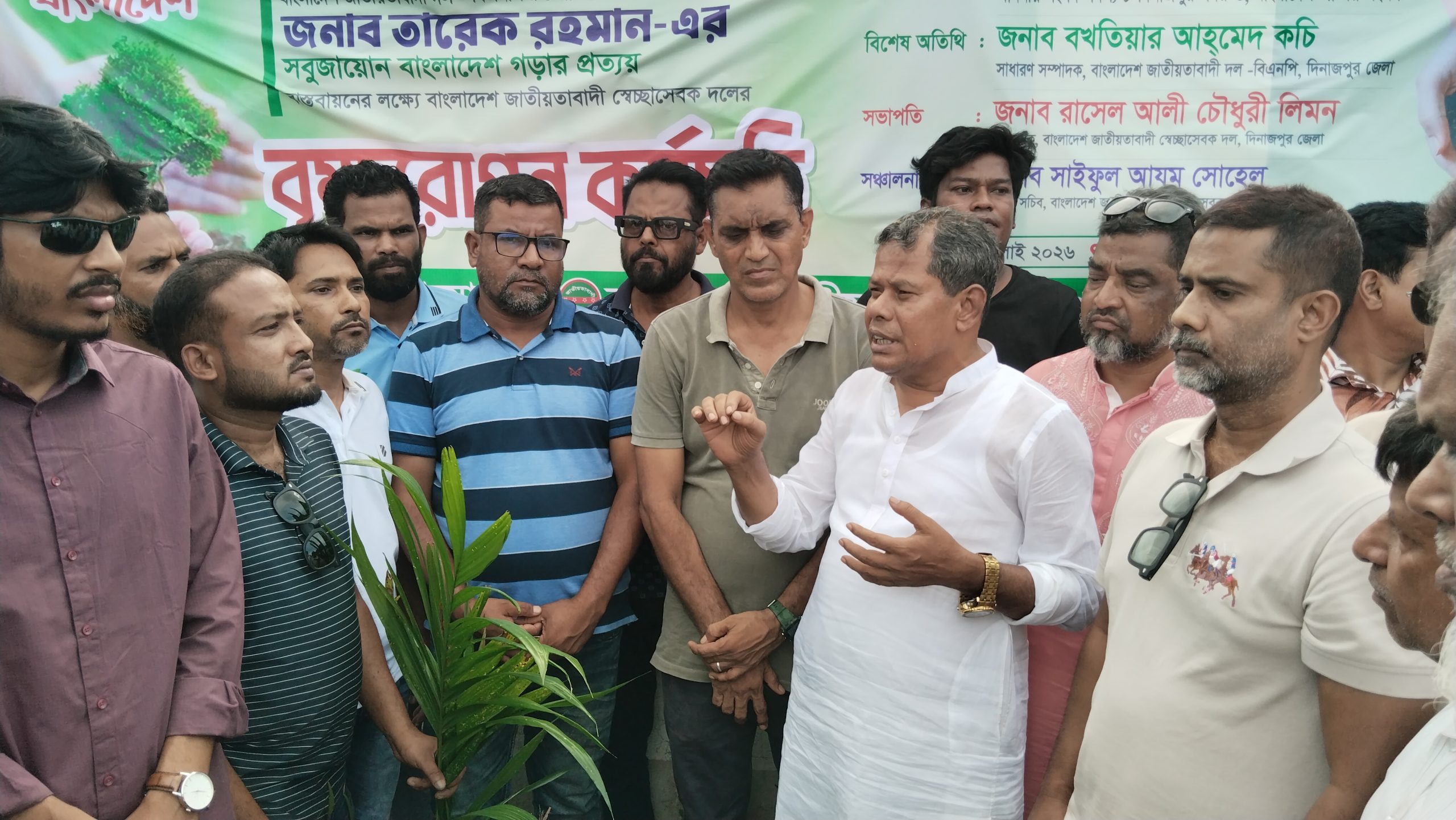 দিনাজপুরে স্বেচ্ছাসেবক দলের উদ্যোগে বৃক্ষরোপণ কর্মসূচির শুভ উদ্বোধন